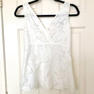 Linda Allard Ellen Tracy Petite 4 White Vine Pattern Cotton Nylon Blend V Neck